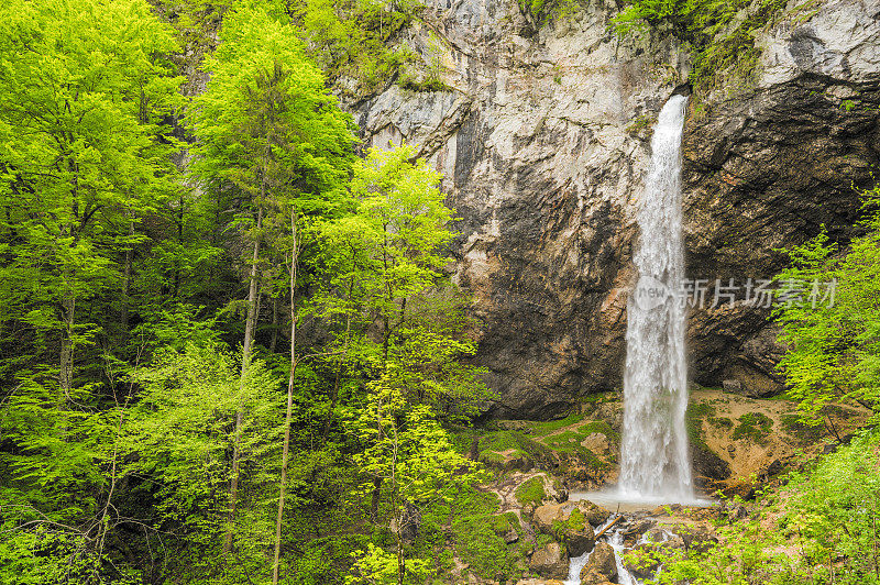 Wildensteiner Wasserfall在奥地利的春天